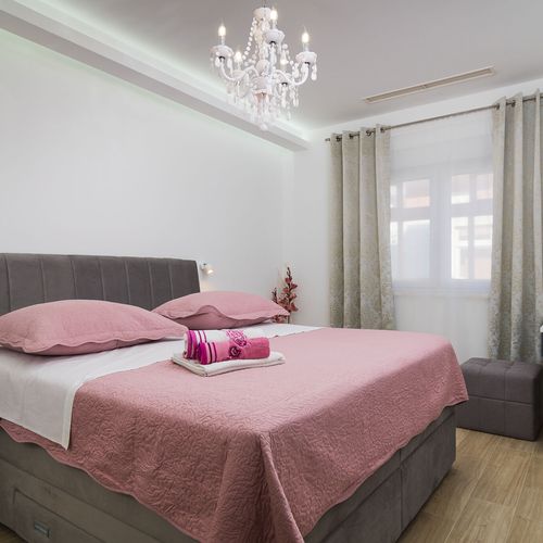 Apartament întreaga unitate cu vedere spre mare cu 7 camere pentru 14 pers.