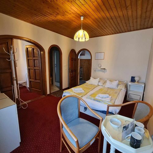 Camera cvadrupla familial(ă) la etaj
