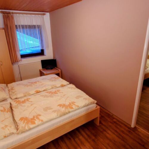 Apartament la etaj cu vedere spre grădină cu 2 camere pentru 4 pers.