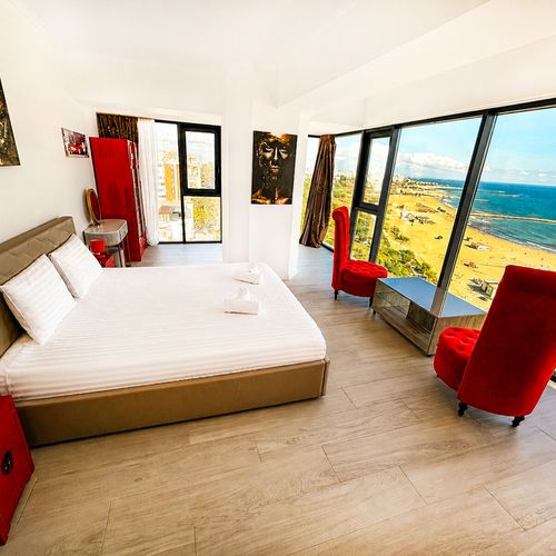 Apartament deluxe cu vedere spre mare cu 3 camere pentru 5 pers.