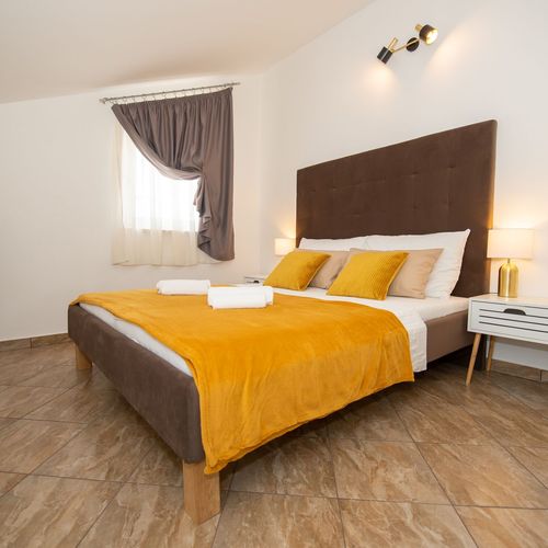 Casă de vacanță întreaga unitate lângă piscină pentru 8 pers. (se inchirieaza doar integral)