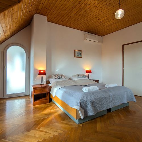 Apartament king la etaj cu 1 camera pentru 3 pers.