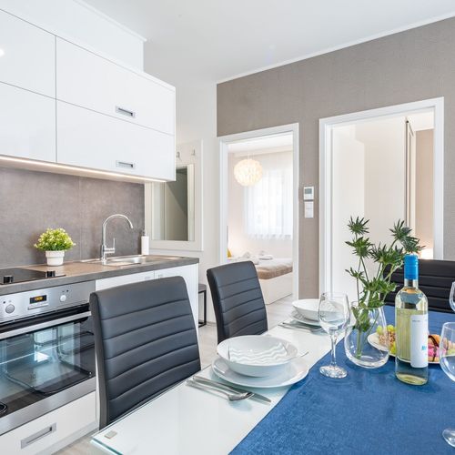 Apartament la etaj cu vedere spre curte cu 2 camere pentru 4 pers. (se poate solicita pat suplimentar)