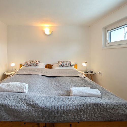 Apartament silver la parter cu 1 camera pentru 3 pers.