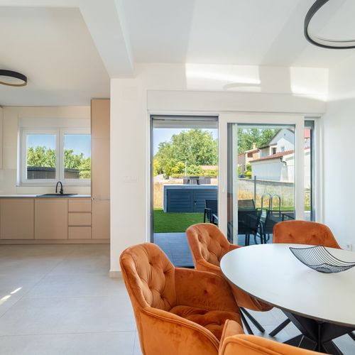 Apartament family cu terasă cu 3 camere pentru 6 pers. (se poate solicita pat suplimentar)