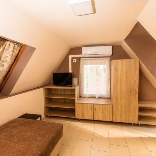 Apartament 4-osobowy na poddaszu tV z płaskim ekranem z 1 pomieszczeniem sypialnianym (możliwa dostawka)