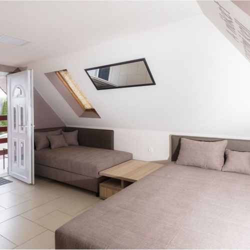 Apartament 4-osobowy na poddaszu z tarasem z 1 pomieszczeniem sypialnianym