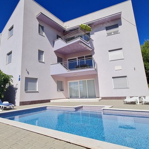 Apartament cu aer condiționat cu vedere spre mare cu 3 camere pentru 6 pers. A-25093-a