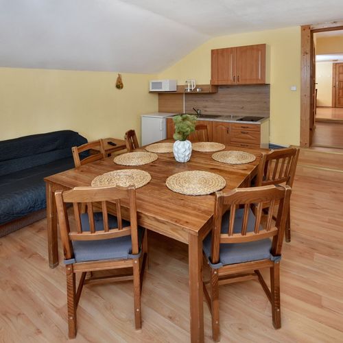 Apartman pro 5 os. se 2 ložnicemi na poschodí  (s možností přistýlky)