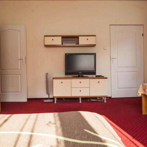 Apartament la parter cu bucătărie proprie cu 1 camera pentru 6 pers.