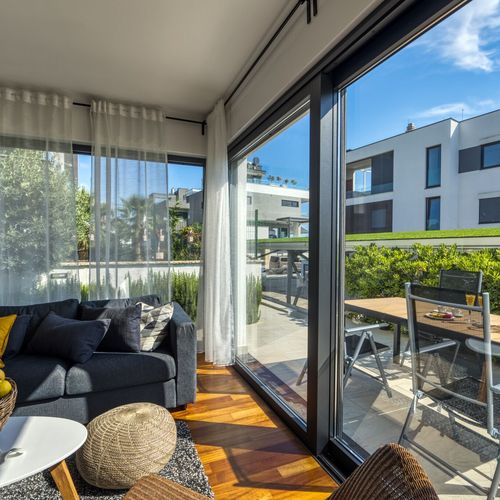 Apartament 6-osobowy na parterze z widokiem na morze z 3 pomieszczeniami sypialnianymi