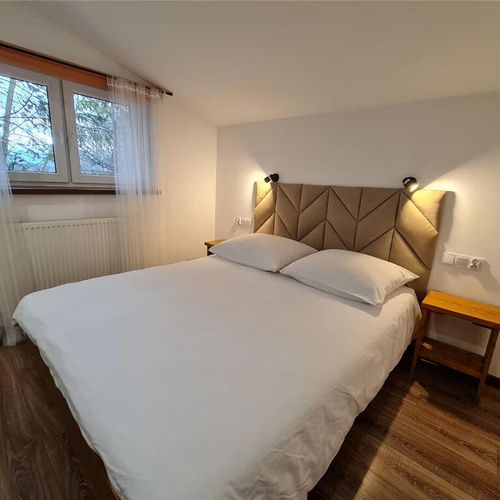 Apartament 4-osobowy na parterze z widokiem na rzekę z 2 pomieszczeniami sypialnianymi