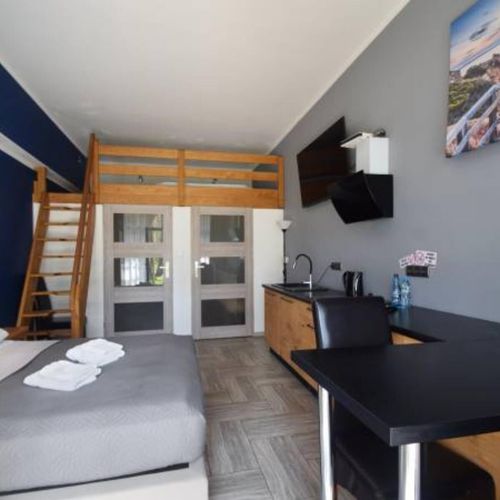 Apartament 5-osobowy z antresolą z aneksem kuchennym z 2 pomieszczeniami sypialnianymi