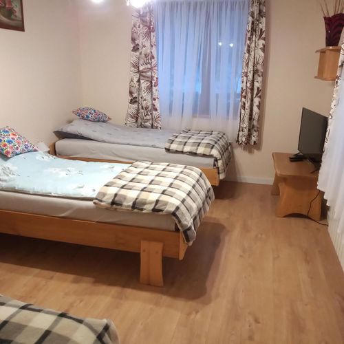 Pokój 4-osobowy na parterze z widokiem na las