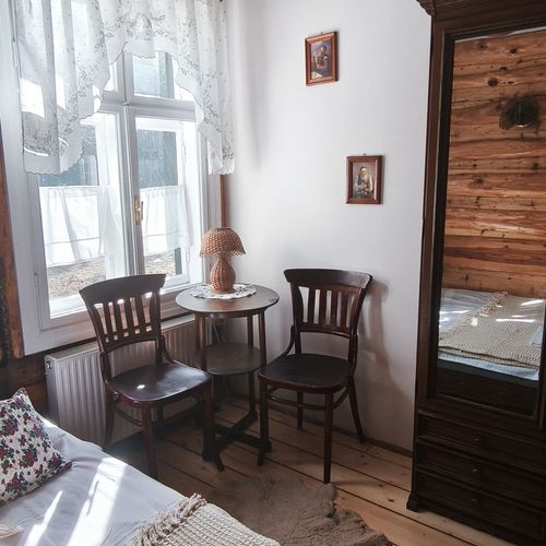 Camera dubla la etaj cu chicinetă comună