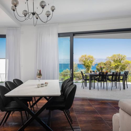 Vilă întreaga unitate cu vedere spre mare pentru 12 pers. (se inchirieaza doar integral)