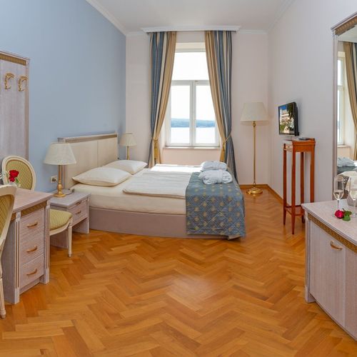 Standard Pokoj s manželskou postelí s částečným výhledem na moře