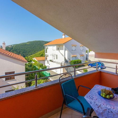 Apartament la mansardă cu vedere spre mare cu 1 camera pentru 2 pers. (se poate solicita pat suplimentar)