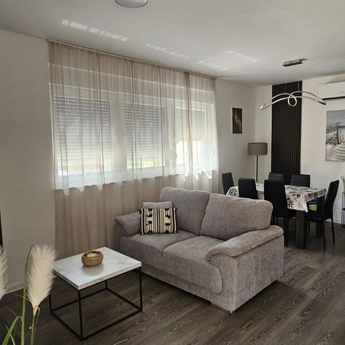 Apartament confort la parter cu 3 camere pentru 5 pers.
