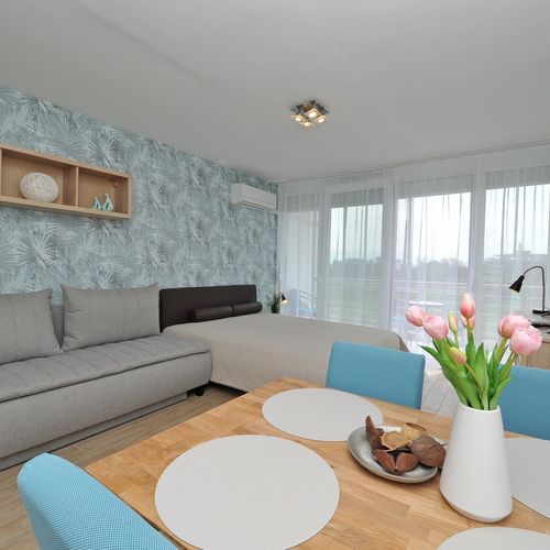 Apartman pro 4 os. s 1 ložnicí s výhledem do zahrady na poschodí