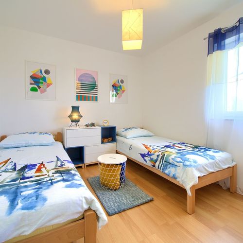Apartament la parter cu vedere spre grădină cu 2 camere pentru 4 pers.