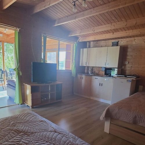 Cabană familial(ă) cu vedere spre lac pentru 6 pers. (se inchirieaza doar integral)