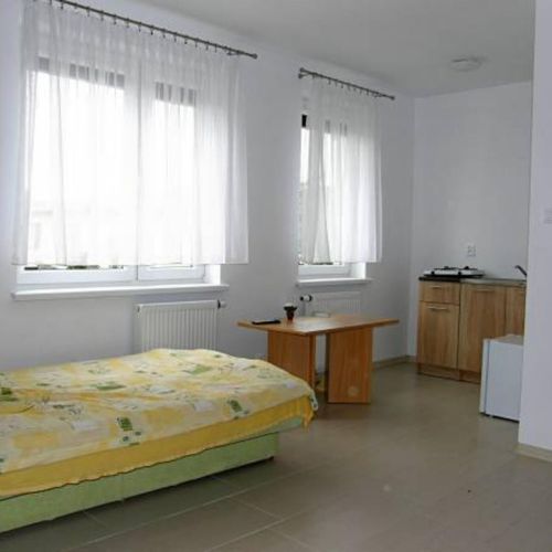 Camera cvadrupla cu chicinetă proprie