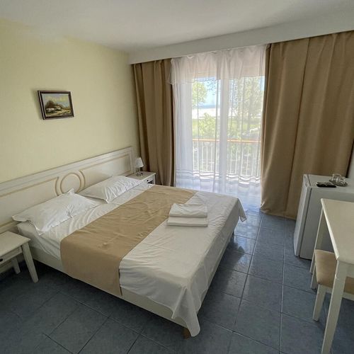 Camera dubla cu balcon si vedere la mare, cu 2 sezlonguri incluse la plaja