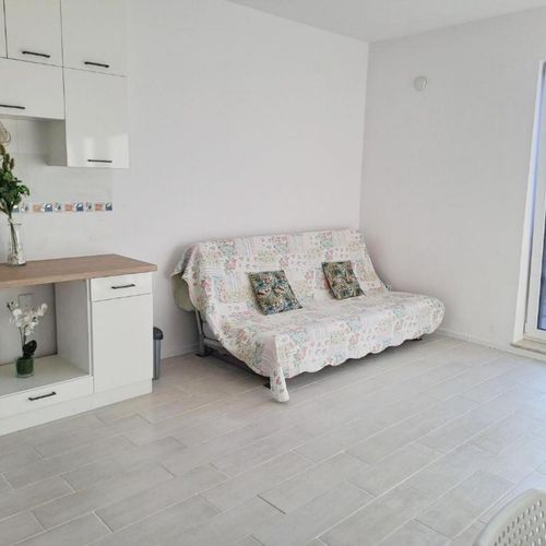 Apartament confort la etaj cu 1 camera pentru 2 pers. (se poate solicita pat suplimentar)
