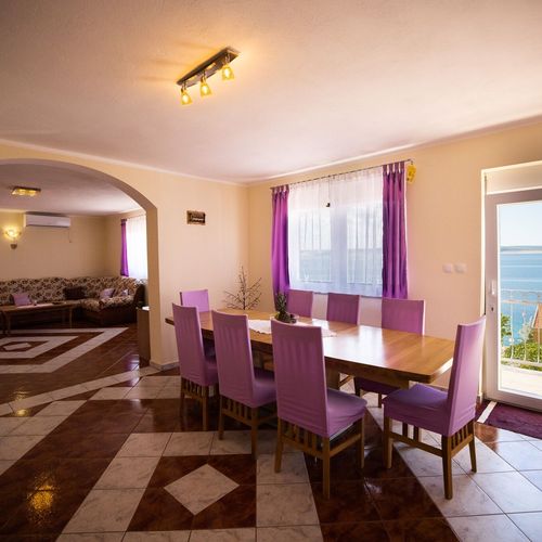 Apartament cu vedere spre mare cu 4 camere pentru 8 pers.