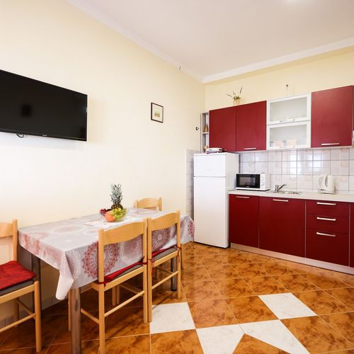 Apartament la parter cu vedere spre mare cu 2 camere pentru 4 pers.