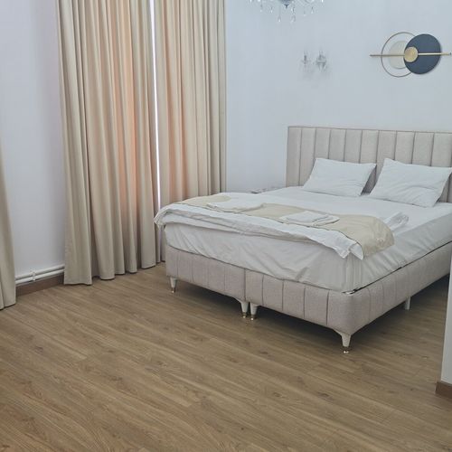 Apartament la etaj la parter cu 1 camera pentru 2 pers. (se poate solicita pat suplimentar)