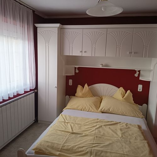 Apartament la etaj cu balcon cu 1 camera pentru 2 pers. (se poate solicita pat suplimentar)