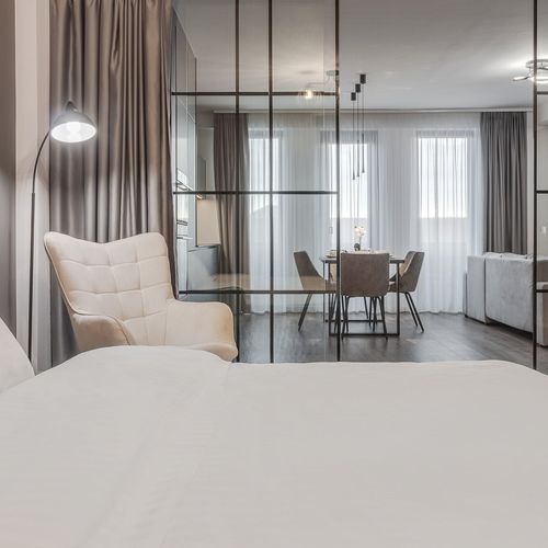 Apartament lux cu balcon pentru 4 pers. (se inchirieaza doar integral)