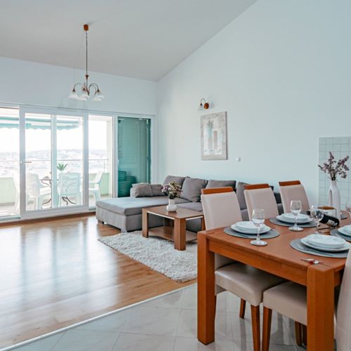 Apartament cu balcon cu vedere spre mare cu 3 camere pentru 6 pers.