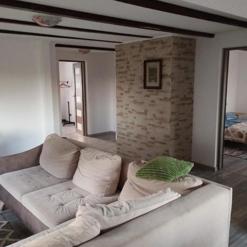 Apartament la etaj cu terasă pentru 5 pers. (se inchirieaza doar integral)