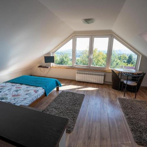 Apartament la etaj la mansardă pentru 11 pers. (se inchirieaza doar integral)