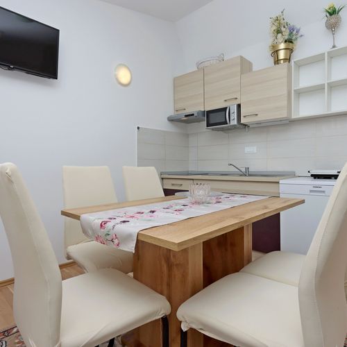 Apartament cu aer condiționat cu balcon cu 2 camere pentru 5 pers. A-25226-a
