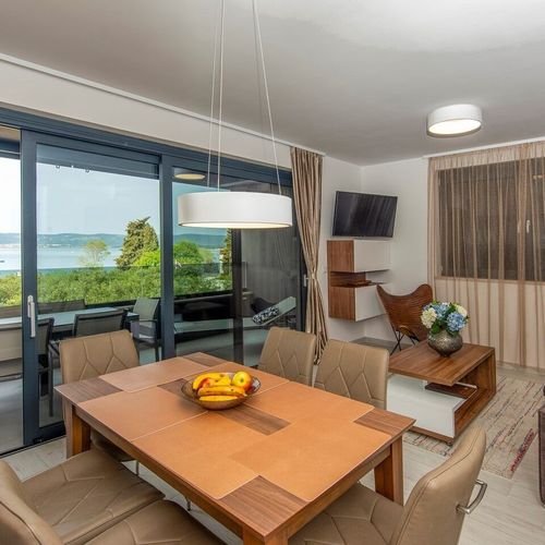 Apartament la parter cu aer condiționat cu 3 camere pentru 6 pers.