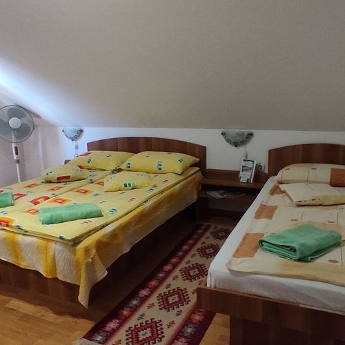 Camera tripla la etaj tV cu ecran plat