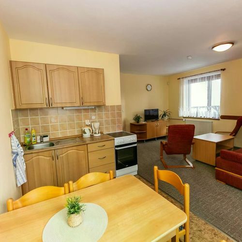 Apartman pro 4 os. s 1 ložnicí s výhledem do zahrady na poschodí (s možností přistýlky)