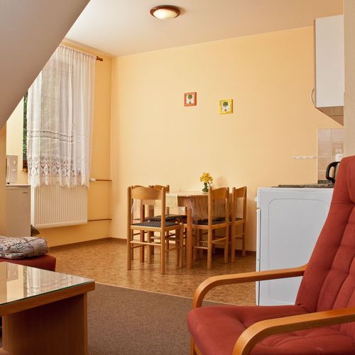 Apartman pro 4 os. s 1 ložnicí s výhledem do zahrady na poschodí (s možností přistýlky)