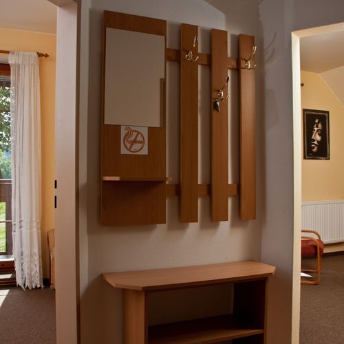 Apartman pro 4 os. s 1 ložnicí s výhledem do zahrady v podkroví (s možností přistýlky)