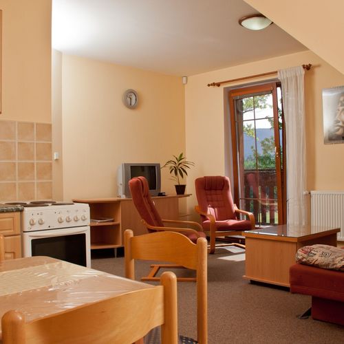 Apartman pro 4 os. s 1 ložnicí s výhledem do zahrady v podkroví (s možností přistýlky)