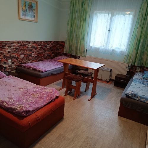 Camera cvadrupla la etaj cu chicinetă comună