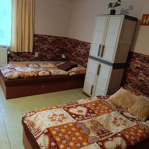 Camera cvadrupla la parter cu chicinetă comună