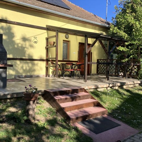 Apartament la parter a pentru 4 pers. (se inchirieaza doar integral)