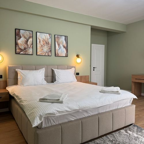 Apartament deluxe cu vedere spre lac cu 2 camere pentru 4 pers.