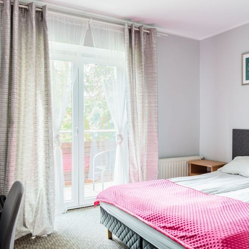 Camera twin cu balcon cu chicinetă comună