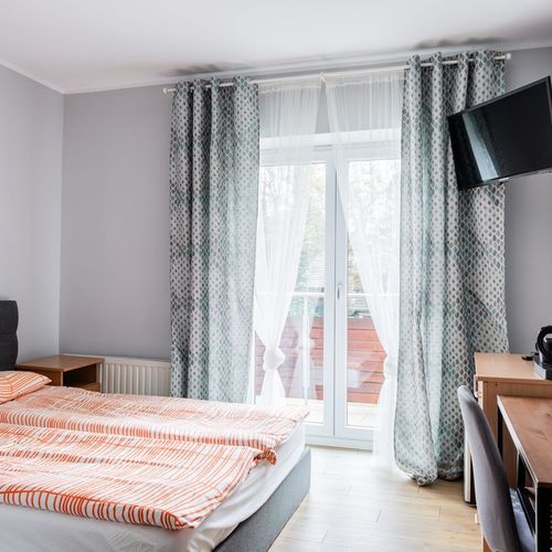 Camera dubla cu balcon cu chicinetă comună